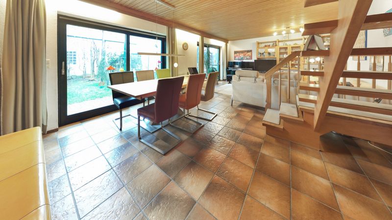 Großzügiges Zweifamilienhaus mit vielseitigen Nutzungsmöglichkeiten 